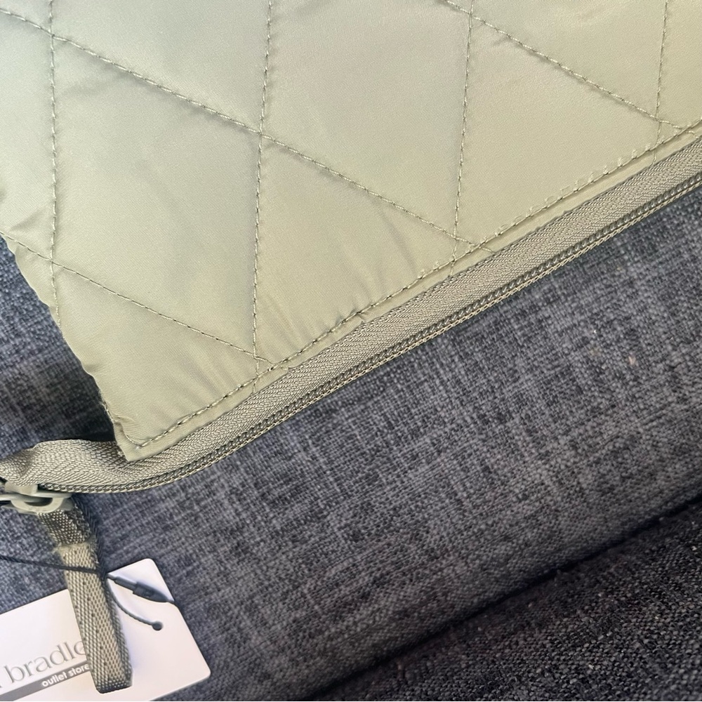 NWT Vera Bradley Essential Trio Clutch. Deep Lichen Green. Ultralight fabric - Picture 10 of 10